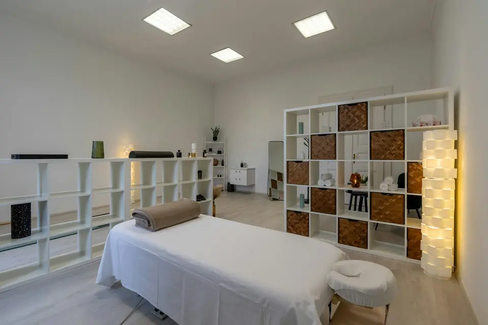 Lo studio: un lettino da trattamento in una stanza luminosa